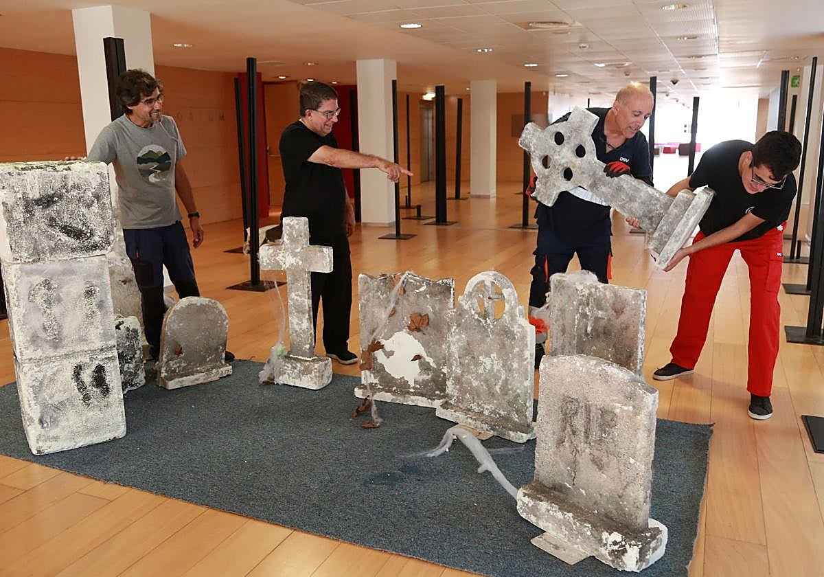 Los voluntarios de Santiagoko Deabruak acarrean tumbas para montar un cementerio en el ferial.