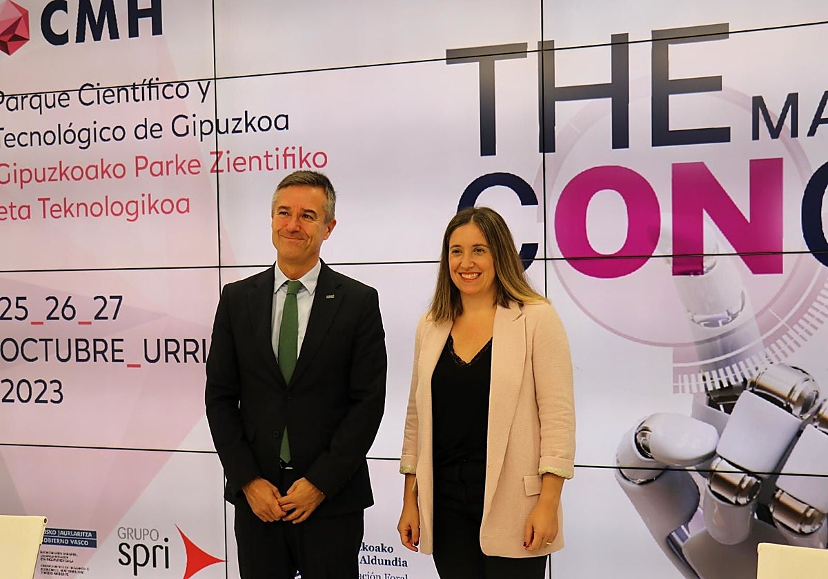Xabier Ortueta (AFM) y la diputada foral de Promoción Económica, Ane Insausti, en la presentación del Congreso de Máquina-Herramienta.