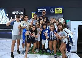 Alex Remiro se da un baño de masas