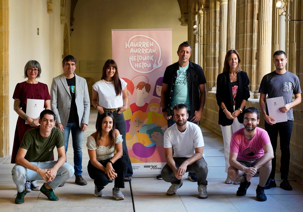 Representantes de la iniciativa 'Haurren aurrean' en su presentación.