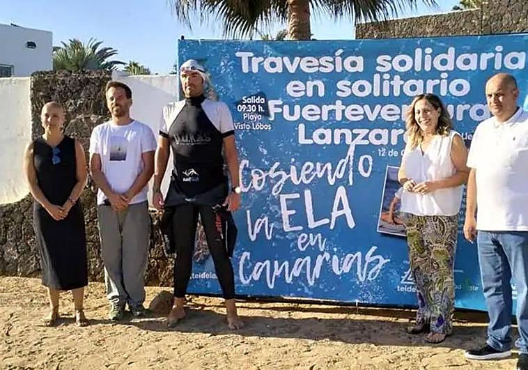 El nadador Jaime Caballero, con consejeros del Cabildo de Fuerteventura y concejales del Ayuntamietno de La Oliva.