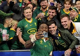 Un jugador de Sudráfica celebra sacándose un 'selfie' con los aficionados el pase a semifinales tras batir a Francia.