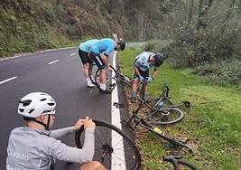 Ciclistas reparan sus llantas entre Hernani y Goizueta.