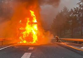 Un camión ha ardido este jueves en la N-636 en Arrasate, concretamente en el alto de Kanpazar