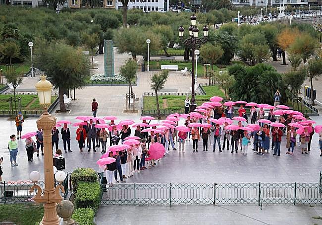 El lazo formado por paraguas rosas visto desde el Ayuntamiento.