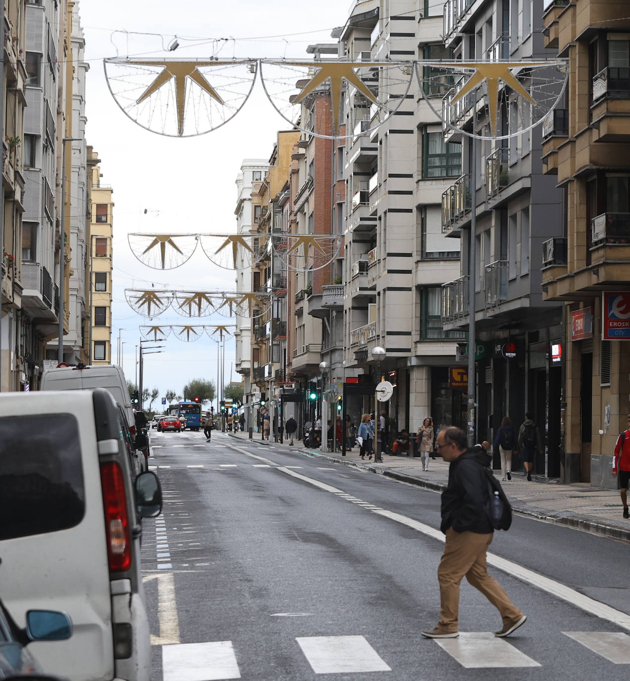 Donostia empieza a decorar de Navidad la ciudad
