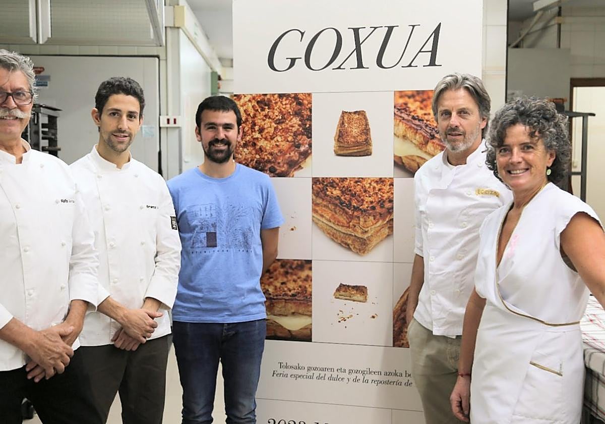 Rafa Gorrotxagi, Armintz Gorrotxategi, Javier Eceiza y Raquel Ibañez, junto con el concejal Aitor Agirresarobe, durante la presentación de 'Goxua'.