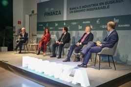 Javier Roquero, Teresa Madariaga, Julio Díaz de Alda, Eduardo Ruiz de Gordejuela y Zenón Vázquez, durante un momento de la mesa redonda.