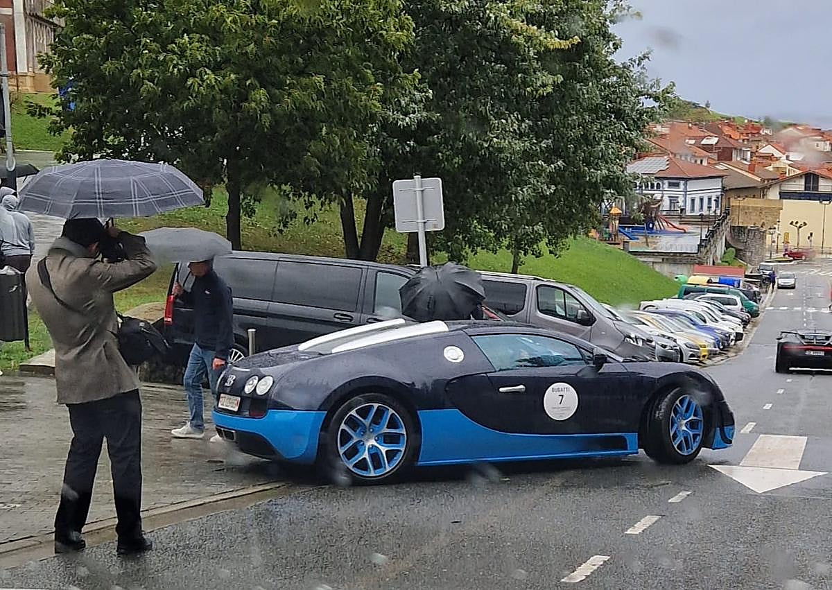 Imagen secundaria 1 - Los distintos Bugatti aparcados delante del museo Balenciaga.