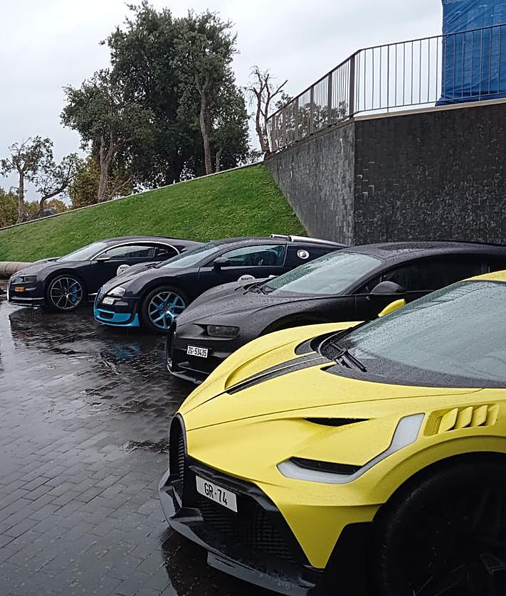 Imagen secundaria 2 - Los distintos Bugatti aparcados delante del museo Balenciaga.