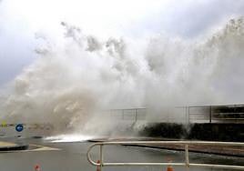Una ola salta sobre el Paseo Nuevo este viernes.