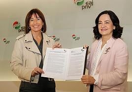 Esther Apraiz, alcaldesa de Derio y presidenta de Eudel, a la izquierda, y Irune Zuluaga, parlamentaria y portavoz jeltzale en la Comisión de Cultura, Euskara y Deporte.