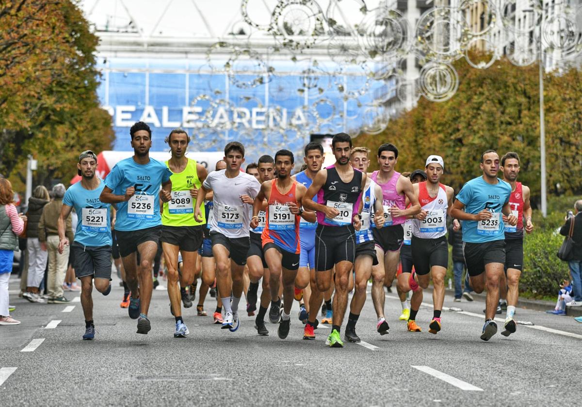 Participantes de la 5k de la Clásica Salto, frente al Reale Arena.