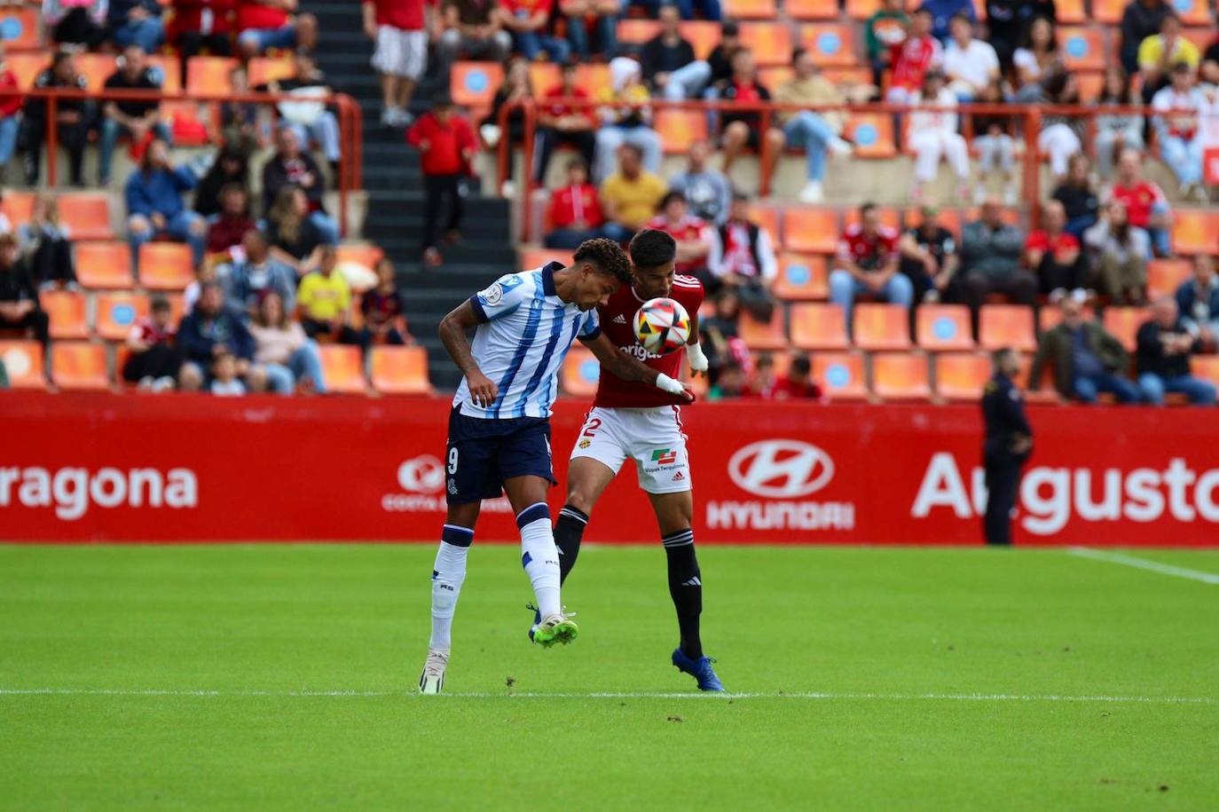 Fiabema dipsuta un balón.