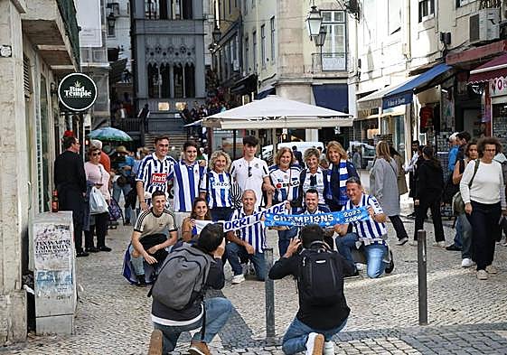 Aficionados txuri urdines en las calles de Lisboa.