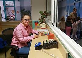 Marta Oronoz realiza labores de oficina en el colegio Talaia de Hondarribia donde trabaja actualmente.