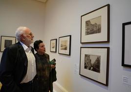 Enrique Ordóñez e Isabel Falcón, ayer, en su visita a la exposición en el Bellas Artes.