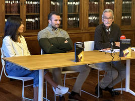 Maitane Ormazabal eta Telmo Lazkano egileak, eta Jorge Giménez Bech editorea, liburuaren aurkezpenean.