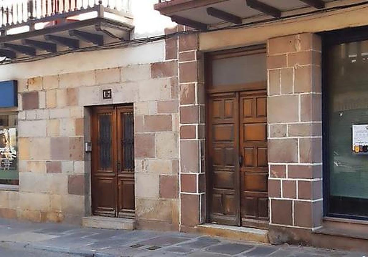 unto al 17 de la calle Alzate, el portal de acceso a la vivienda