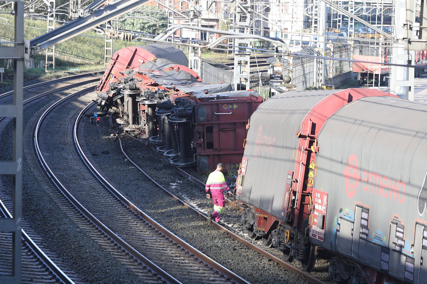Un tren de mercancías descarrila en Pasaia