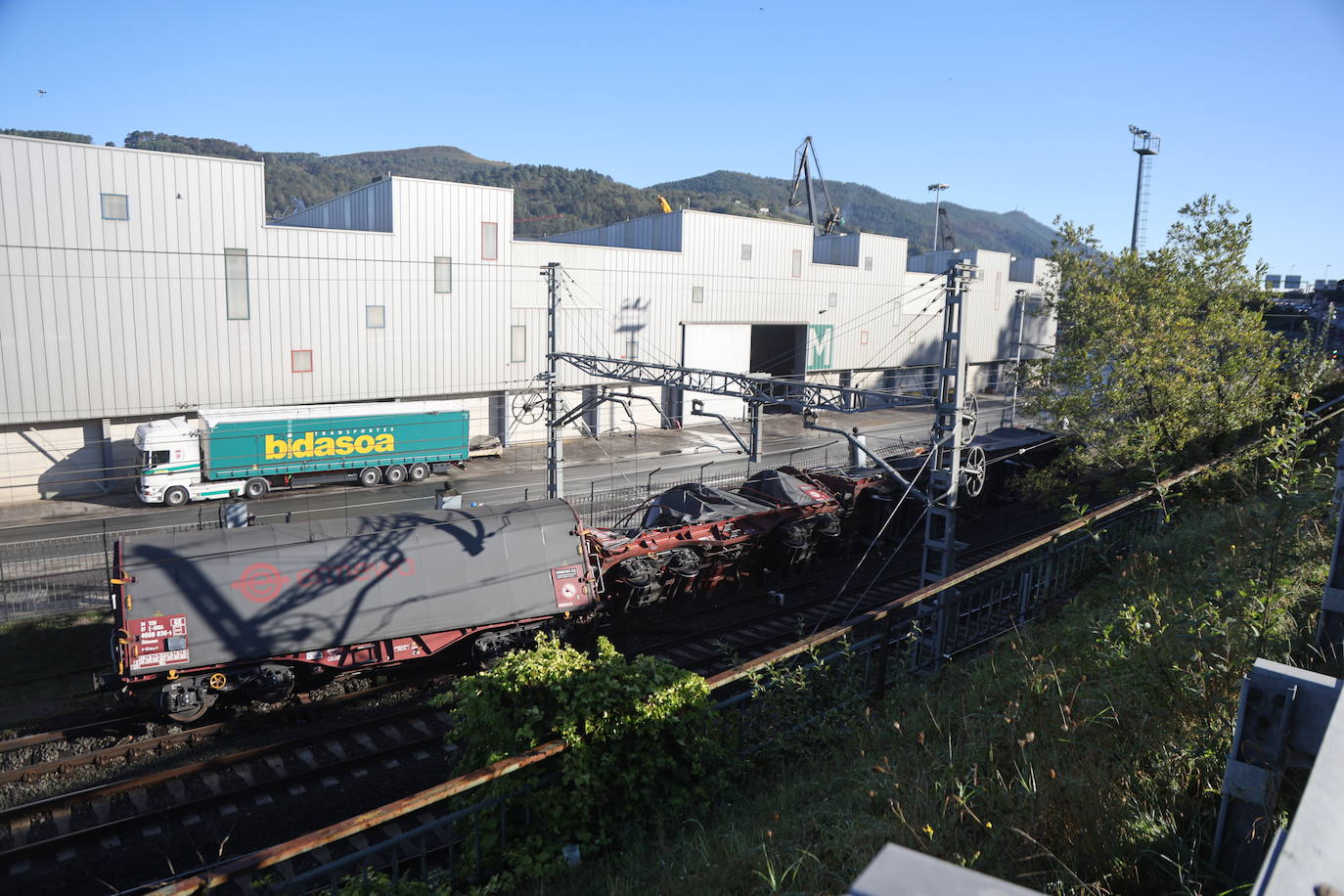Un tren de mercancías descarrila en Pasaia
