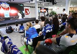Panorámica del DV Arena, con pantalla gigante, en el partido ante el Salzburgo.