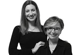 Isabel Sanchis posa junto a su hija Paula