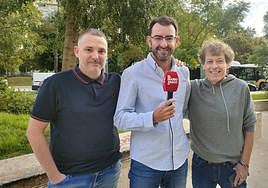 Yon Cuezva, de Radio Marca Donostia; Miguel González, de El Diario Vasco; y Txema Oliden, de Radio Euskadi, en Lisboa.