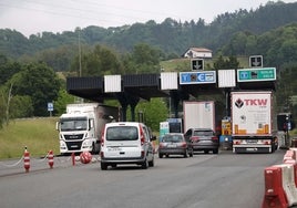 Vehículos pasan por el peaje de la AP-8 en Irun.