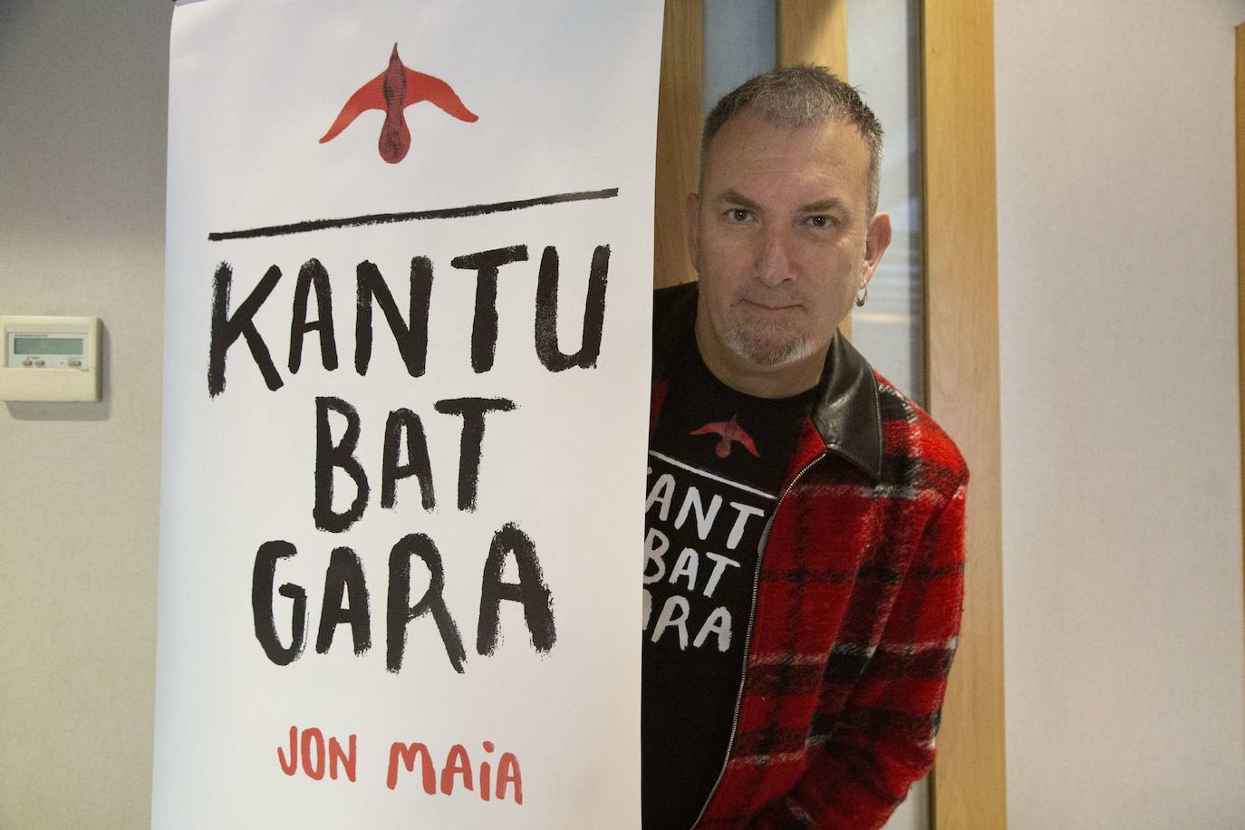 Jon Maia bertsolari eta idazlea, duela bi urte 'Kantu bat gara' proiektua aurkeztu zuenean.