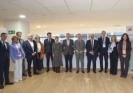 El lehendakari Iñigo Urkullu y el presidente de la AFM José Pérez Berdud, en el centro, junto a otros participantes en el congreso como Pedro Miguel Etxenike e Iñaki Gabilondo, la consejera Tapia y la diputada general, Eider Mendoza y el director general del clúster de Máquina-Herramienta, Xabier Ortueta.