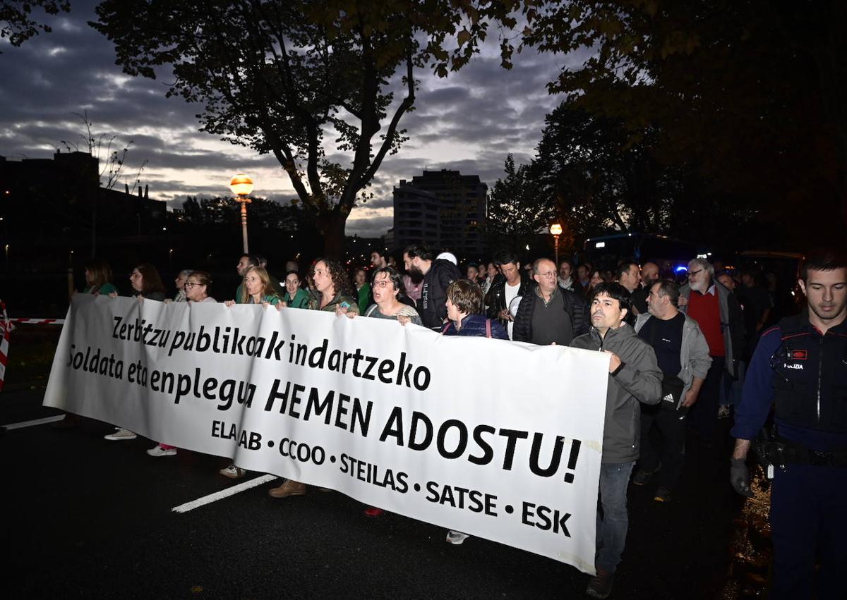 Imagen secundaria 1 - Afecciones en el tráfico en el paseo de los Fueros de San Sebastián. Debajo, cabeza de la manifestación y protesta laboral en la rotonda de Errotaburu.