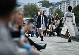 Este 'fashion show' quiso poner en valor la diversidad del comercio donostiarra.