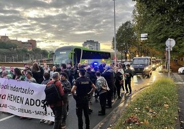 Los sindicatos califican de amplio el seguimiento de la huelga y el Gobierno Vasco cifra en un 41% el paro en Educación