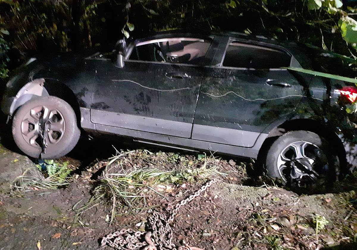 Imagen principal - Dos mujeres, a punto de caer por un terraplén en Igeldo