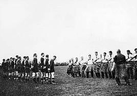 Los Springboks bailan el indlamu en el primer Nueva Zelanda-Sudáfrica de la historia, en 1921.