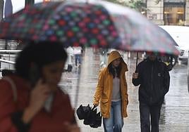 Paraguas abiertos en el centro de Donostia.