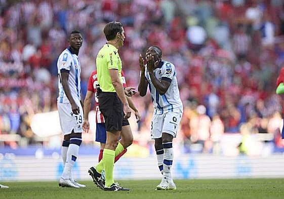 Hamari Traoré se queja ante José Luis Munuera Montero tras su arbitraje en el Atlético de Madrid-Real Sociedad.