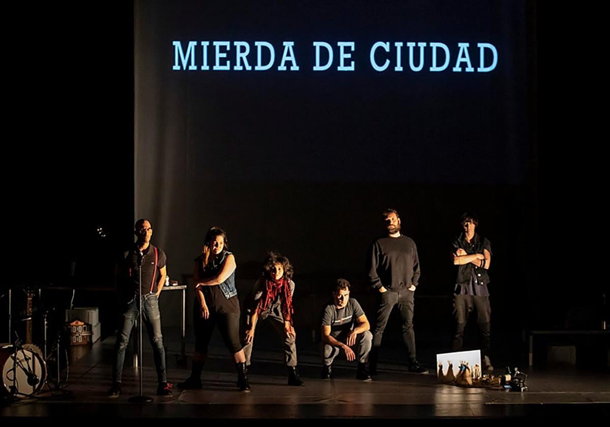 Una imagen promocional del montaje teatral 'Mierda de ciudad', de Olatz Gorrotxategi.