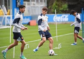 Le Normand se dispone a dar un pase con Kubo al fondo.