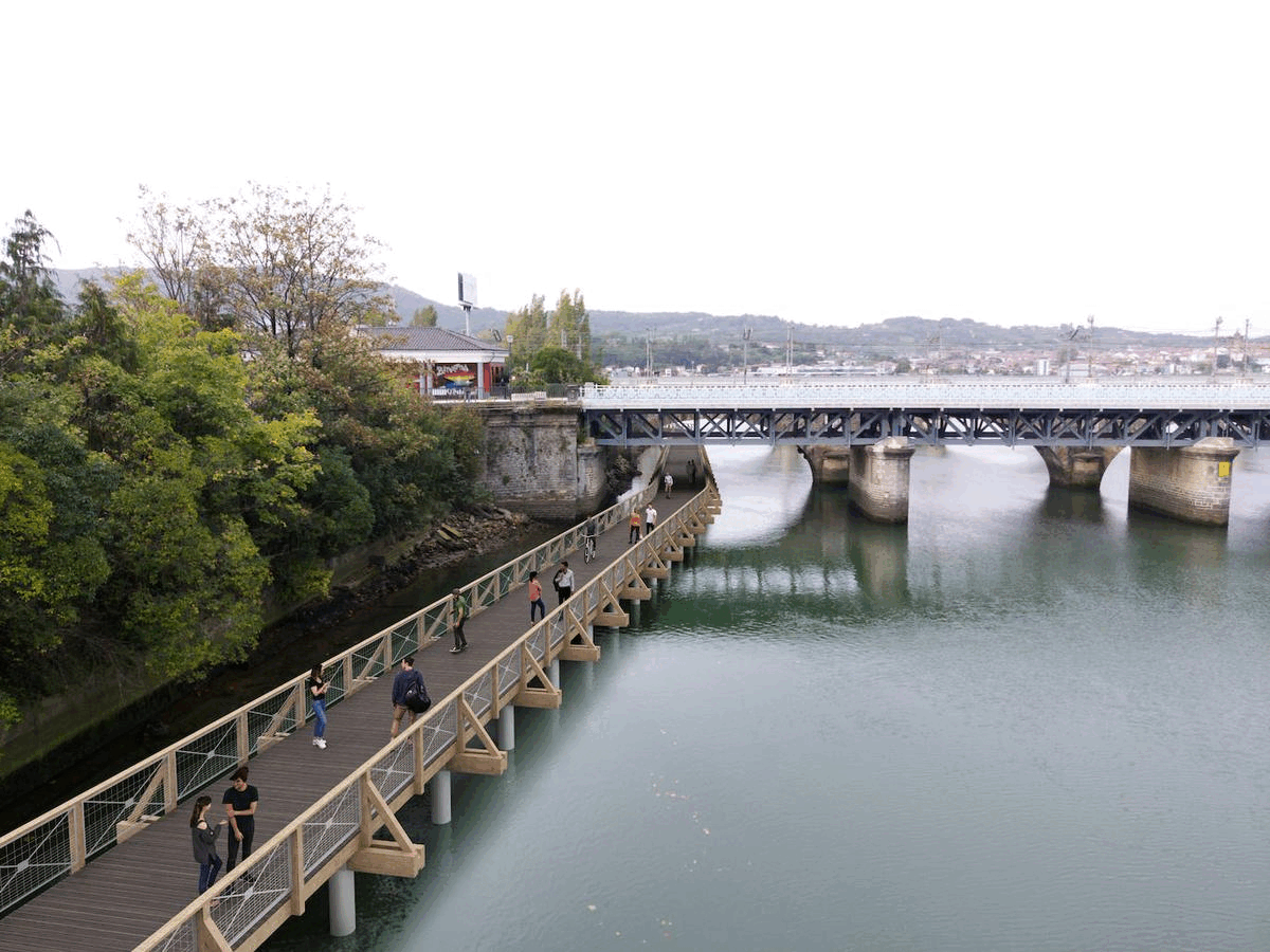 Fotomontaje de la pasarela que discurrirá sobre el río Bidasoa entre Plaiaundi y el bidegorri de Santiago, en Irun, similar a la pasarela de Hendaia.