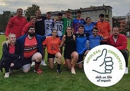 Los miembros de Hezkide Eskola posan con los representantes de los clubes estonios con los que han intercambiado experiencias.