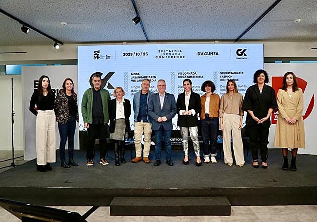 Foto de familia con algunos de los participantes, además del diputado, José Ignacio Asensio, y de la directora del evento, Laura Chamorro.