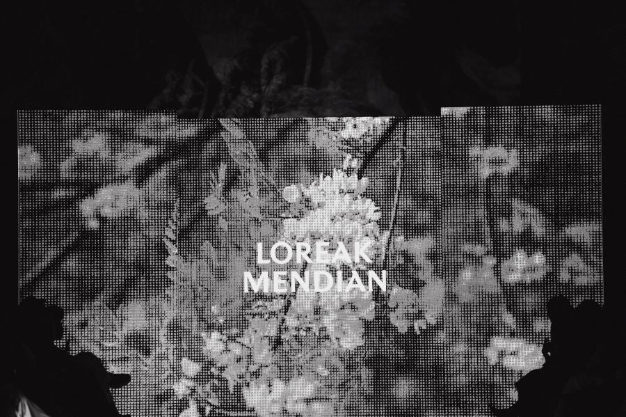 Loreak Mendian fusiona formas atemporales