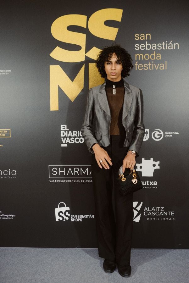 Loreak Mendian fusiona formas atemporales