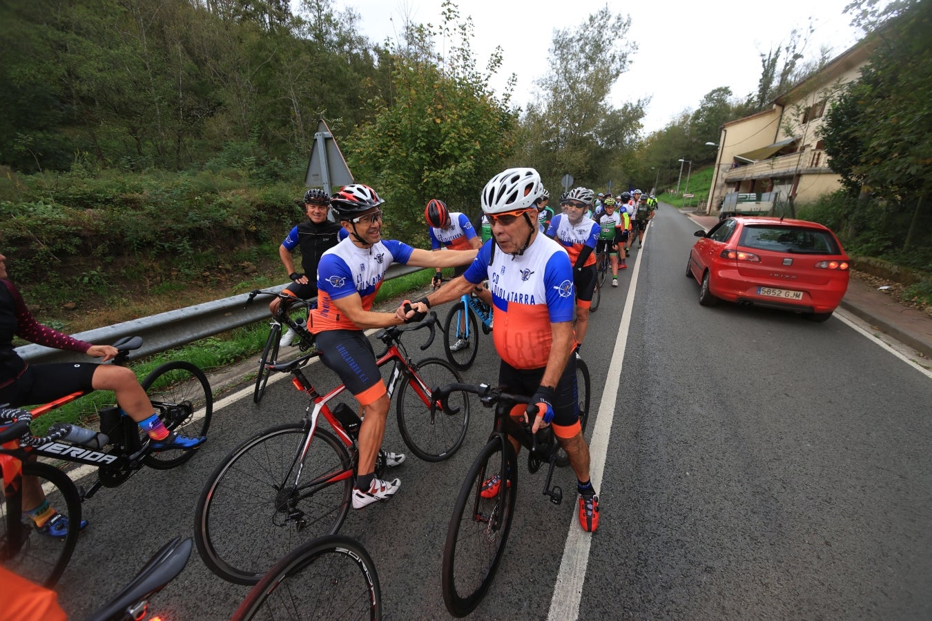 Una marcha ciclista denuncia el lanzamiento de chinchetas a la calzada entre Hernani y Goizueta