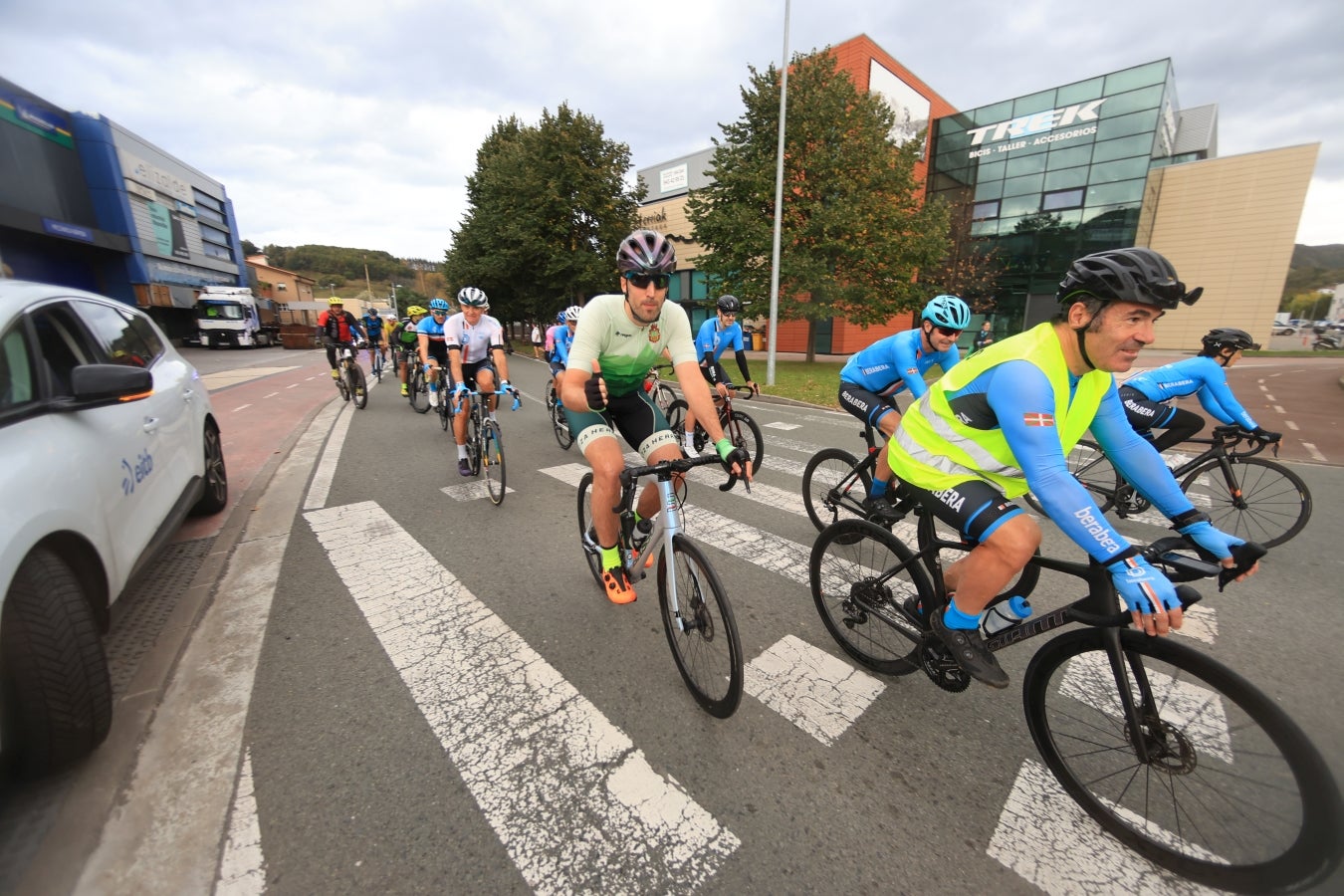 Una marcha ciclista denuncia el lanzamiento de chinchetas a la calzada entre Hernani y Goizueta