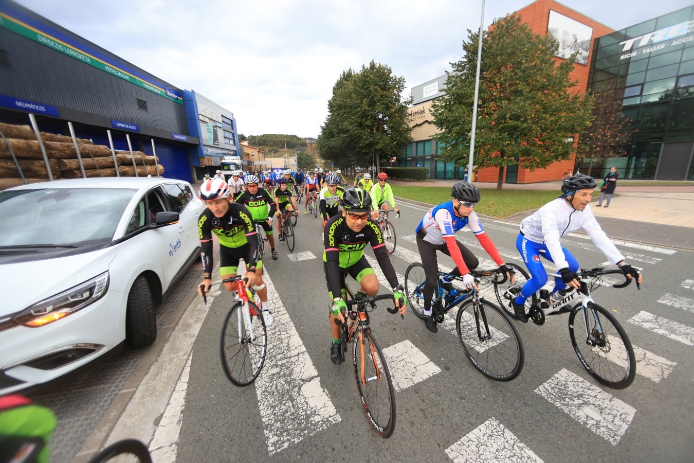 Una marcha ciclista denuncia el lanzamiento de chinchetas a la calzada entre Hernani y Goizueta