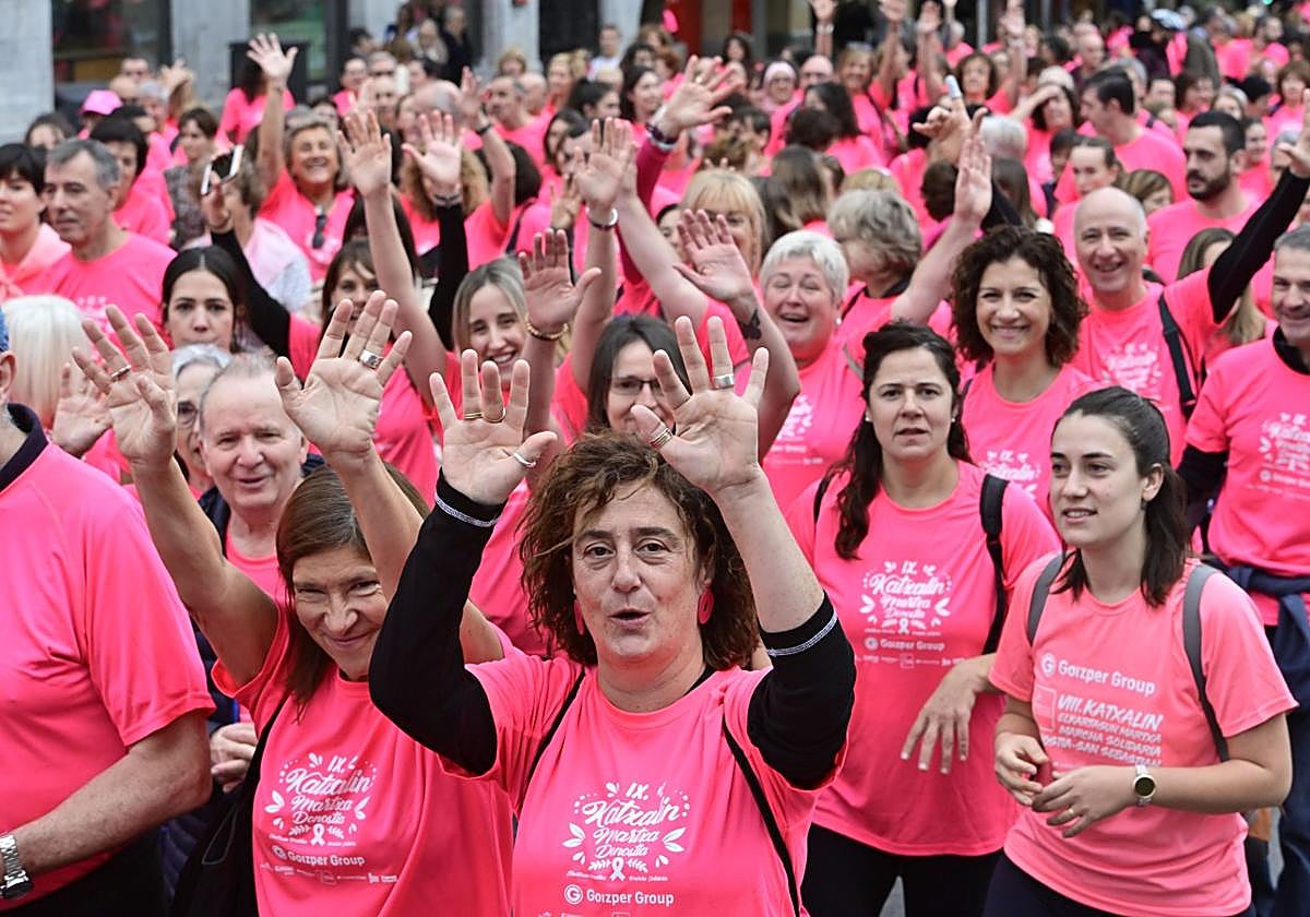 La marea rosa de Katxalin ha recorrido este domingo Donostia