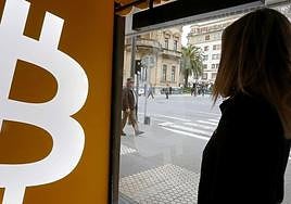 Una mujer, en un establecimiento de criptomonedas en San Sebastián.